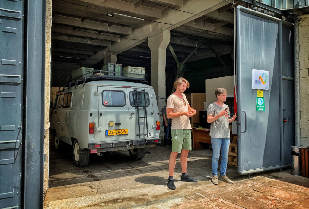 Joris van Overlando Campers bij zijn garage in Tbilisi, Georgië